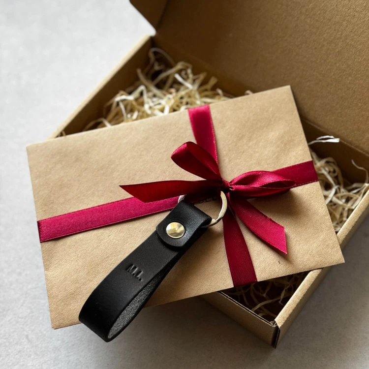 Gift card 200 zł + brelok inicjały